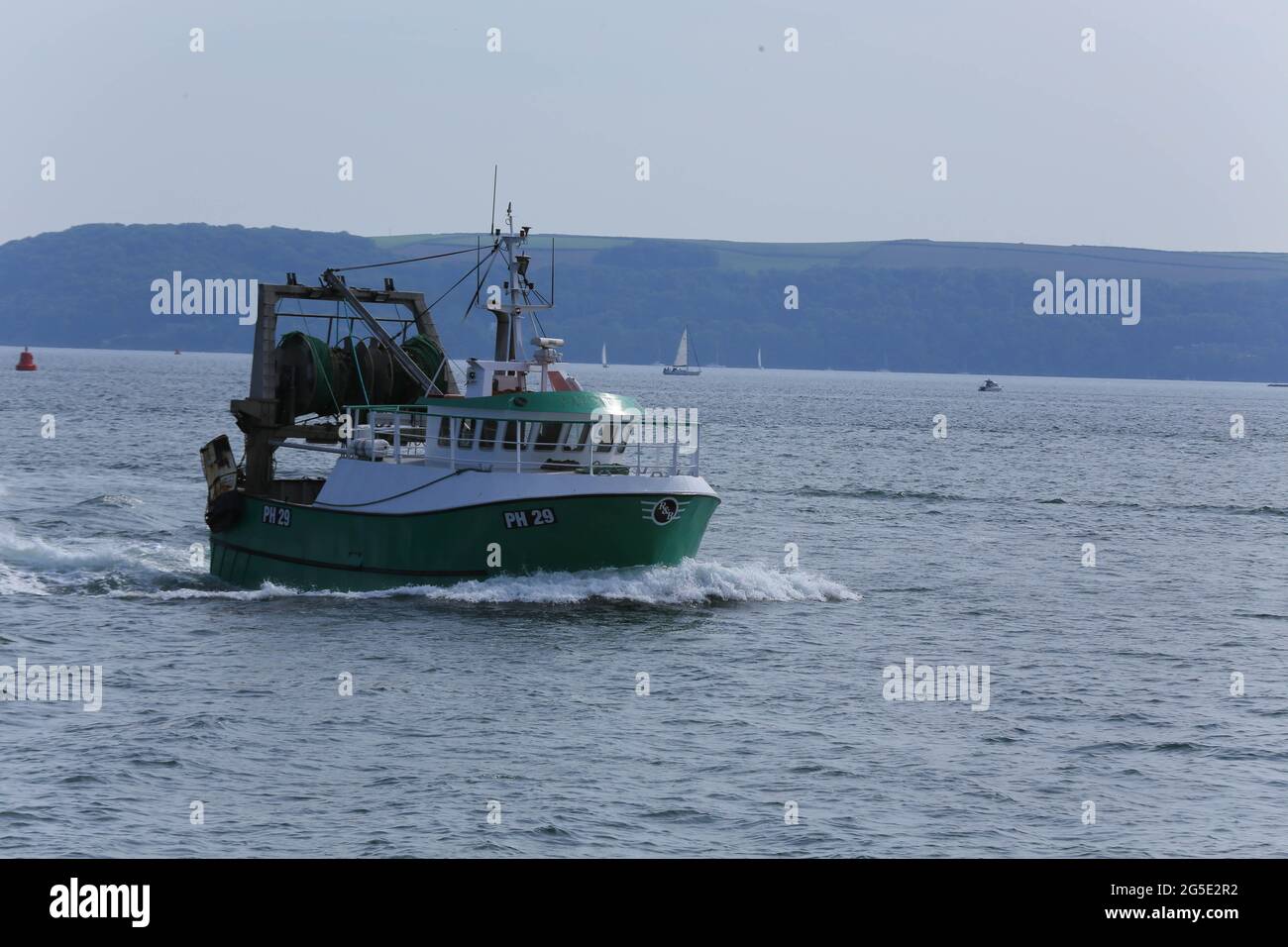 Bateau de pêche de retour au port Photo Stock - Alamy
