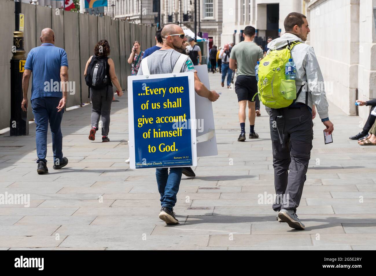 Homme marchant dans la rue avec un panneau sandwich sur dieu et la religion. Londres - 26 juin 2021 Banque D'Images