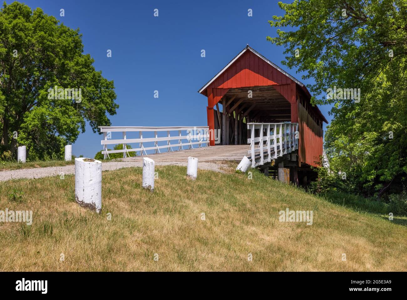 Un vieux pont couvert en bois rouge dans la campagne de l'Iowa. Banque D'Images