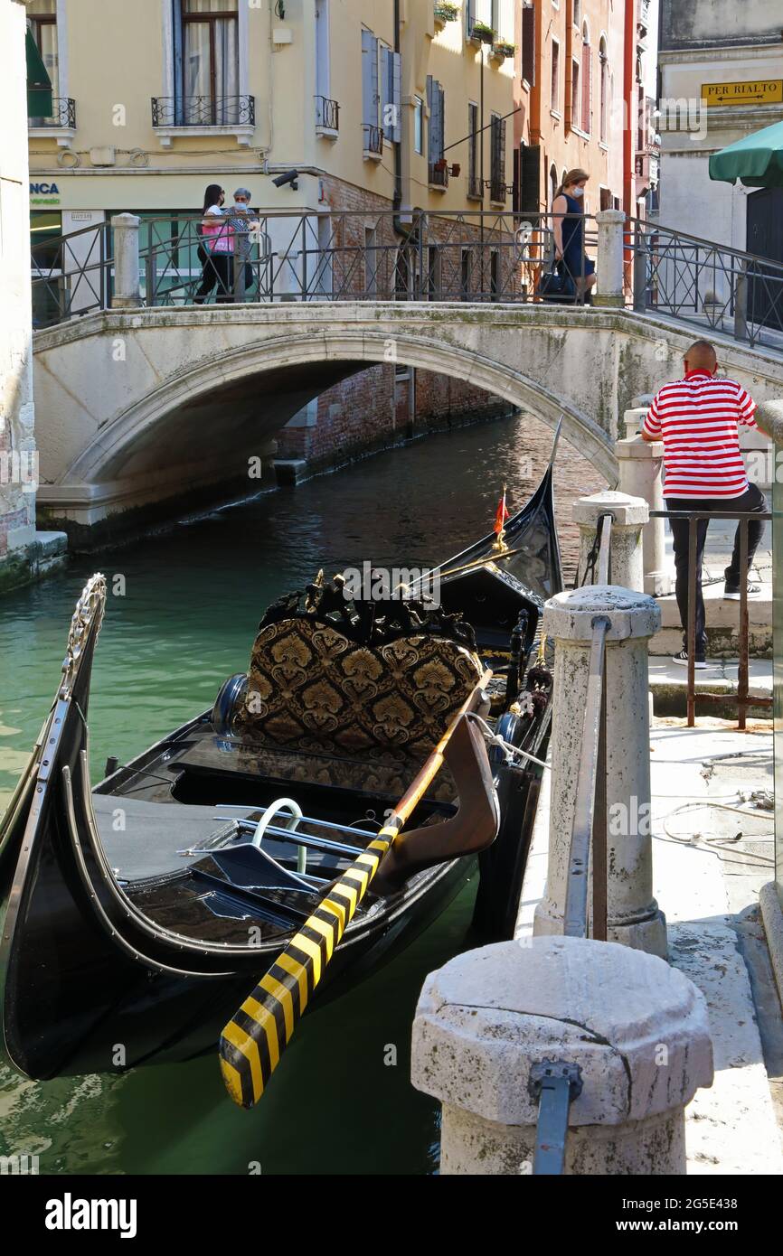 Gondolier attendant les touristes à Venise, Italie Banque D'Images