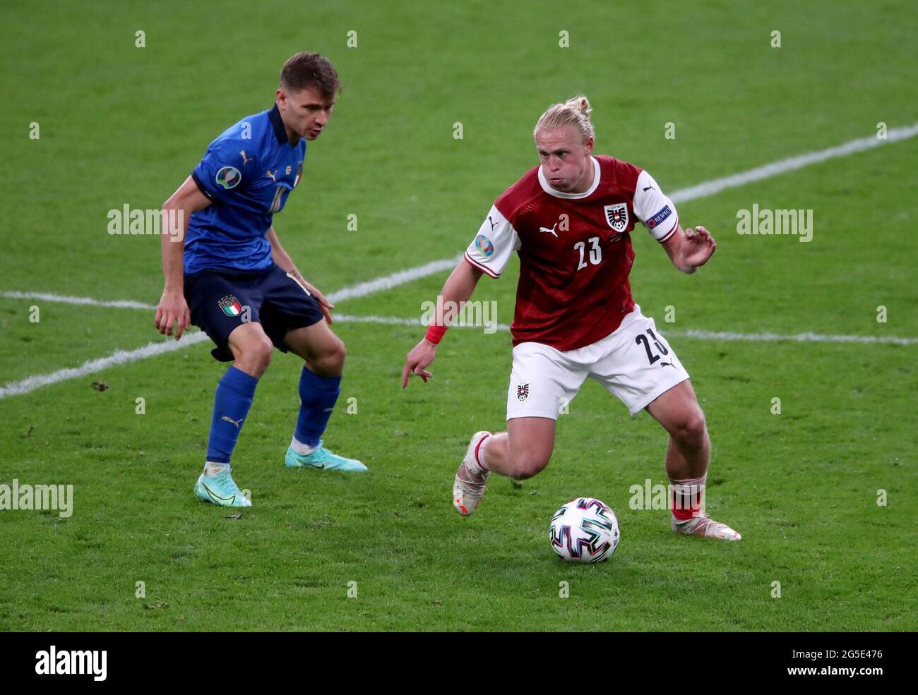 Xaver Schlager (à droite), en Autriche, contrôle le ballon lors du match de l'UEFA Euro 2020 de 16 qui s'est tenu au stade Wembley, à Londres. Date de la photo: Samedi 26 juin 2021. Banque D'Images