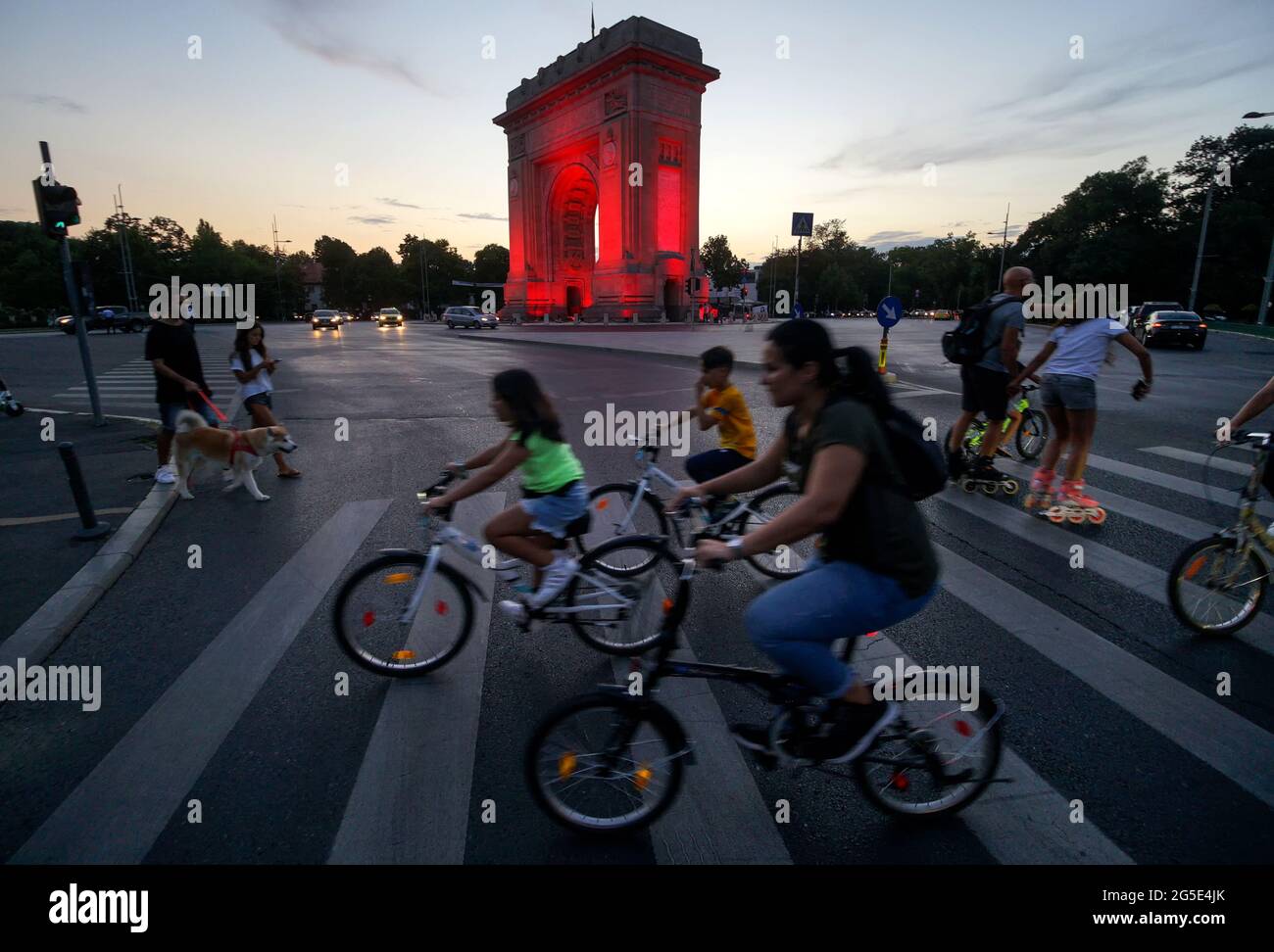 Bucarest, Roumanie - 16 août 2020 : l'arche du Triumphal est illuminée en rouge pour marquer la Journée nationale de commémoration du martyr de Branalliance Banque D'Images