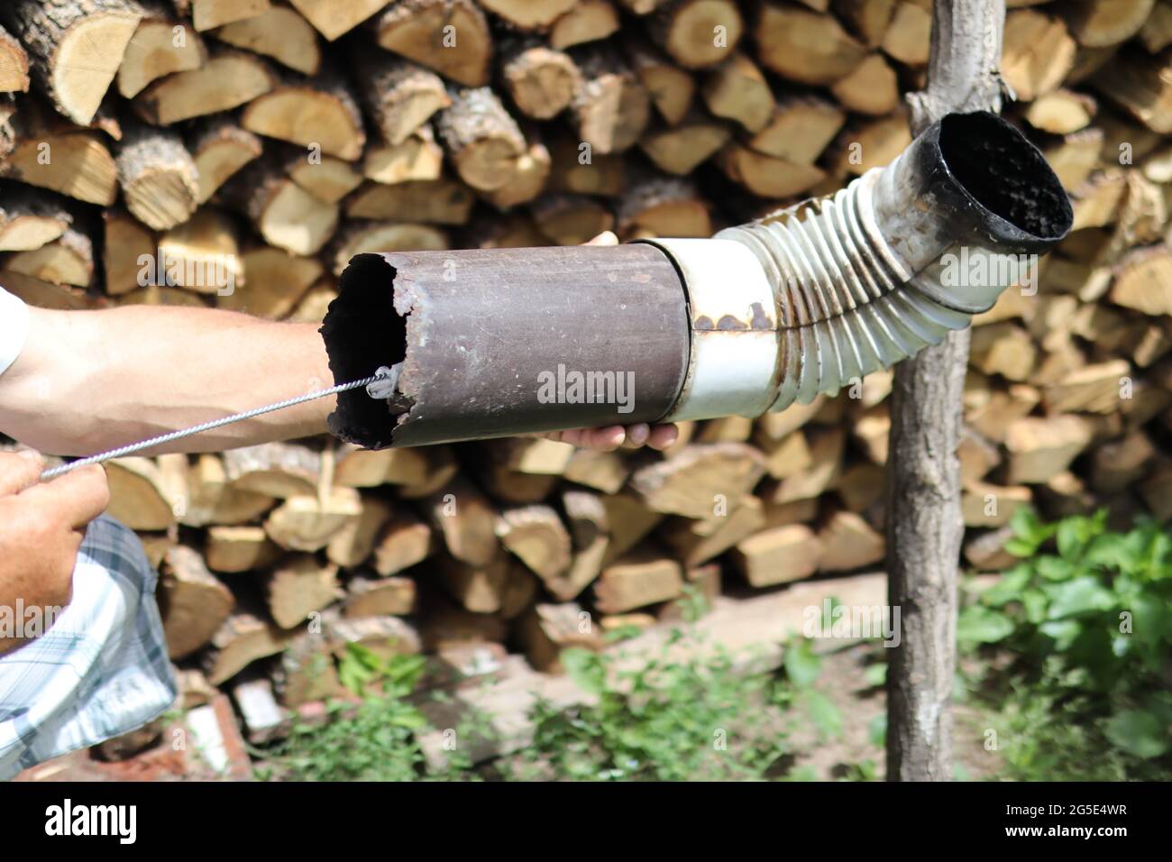 Nettoyage manuel du tuyau de cheminée à l'extérieur avec l'outil. Nettoyage  d'un poêle à bois concept. Nettoyage par balayage de cheminée Photo Stock -  Alamy