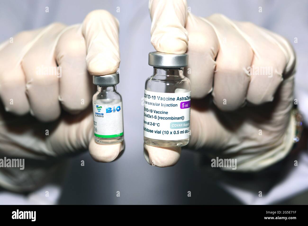 Covid-19 flacon multidose de vaccin AstraZeneca avec flacon de vaccin Sinopharm COVID-19 qui sont deux vaccins utilisés à l'échelle internationale Banque D'Images