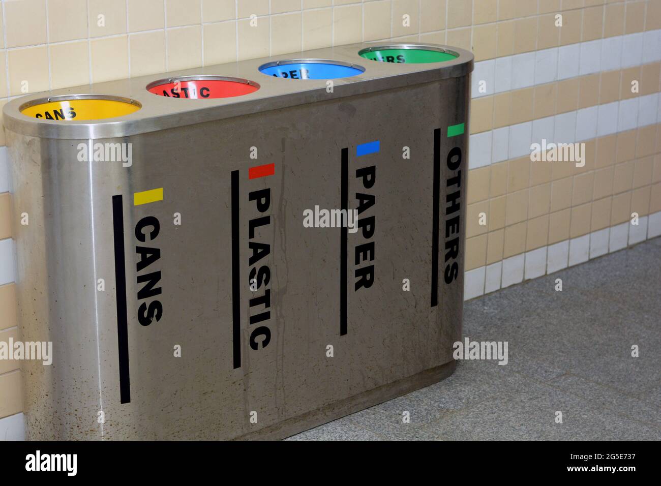 Une poubelle métallique pour différents déchets avec une inscription en anglais (boîtes, plastique, papier et autres), séparation et tri des déchets Banque D'Images