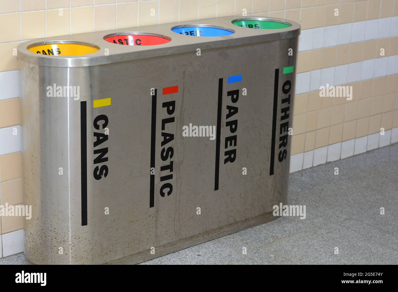 Une poubelle métallique pour différents déchets avec une inscription en  anglais (boîtes, plastique, papier et autres), séparation et tri des  déchets Photo Stock - Alamy