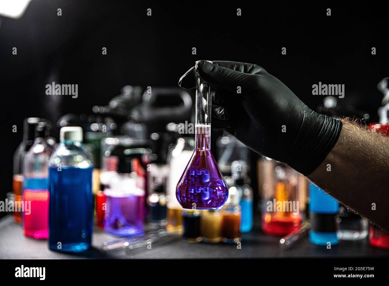 Laboratoire de pharmacie avec différentes sortes de liquides chimiques colorés Banque D'Images