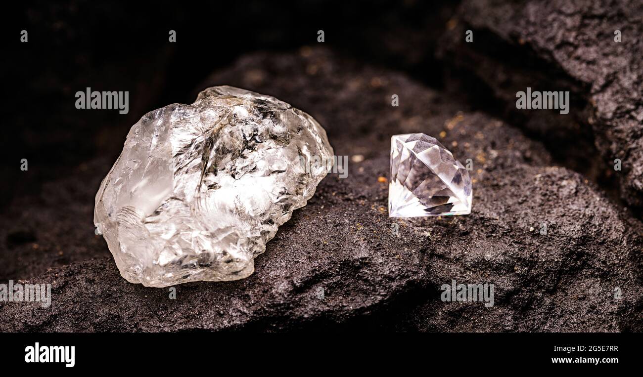 diamant coupé en diamant brut dans une mine de charbon, concept de pierre rare extraite, richesse minérale Banque D'Images