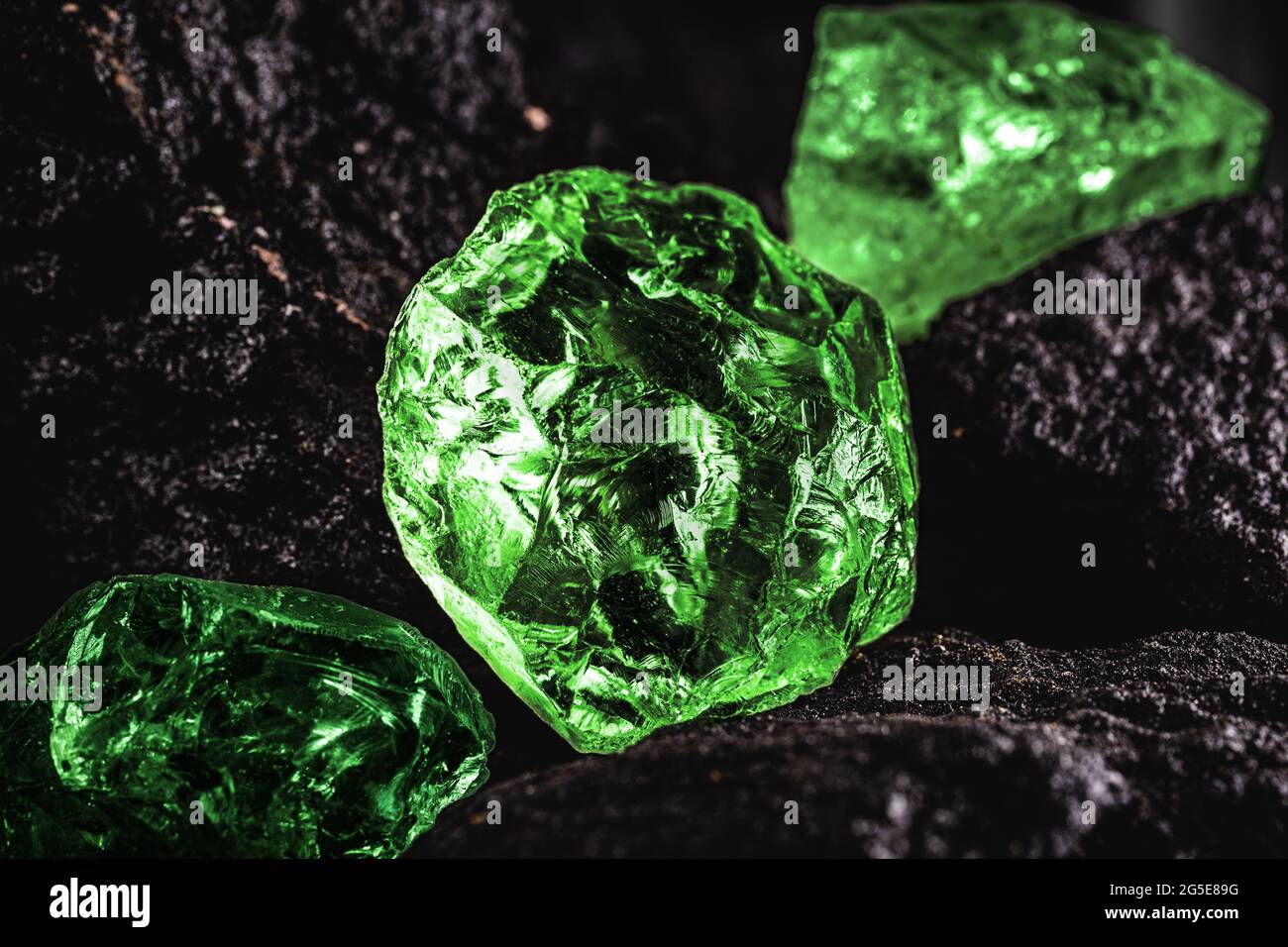 joyau émeraude brut dans une mine de pierre rare, pierre vert vif Banque D'Images