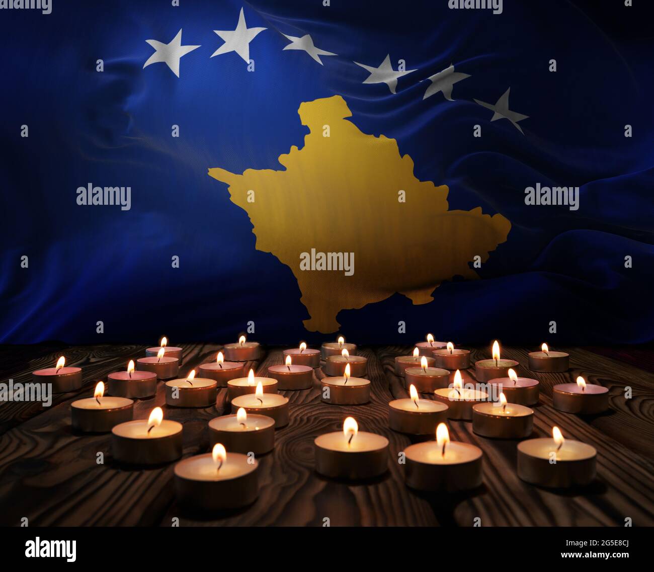 Deuil de bougies allumées sur le drapeau national du Kosovo. Week-end du souvenir, journée des anciens combattants patriotes, Journée nationale du souvenir. Gravure c Banque D'Images