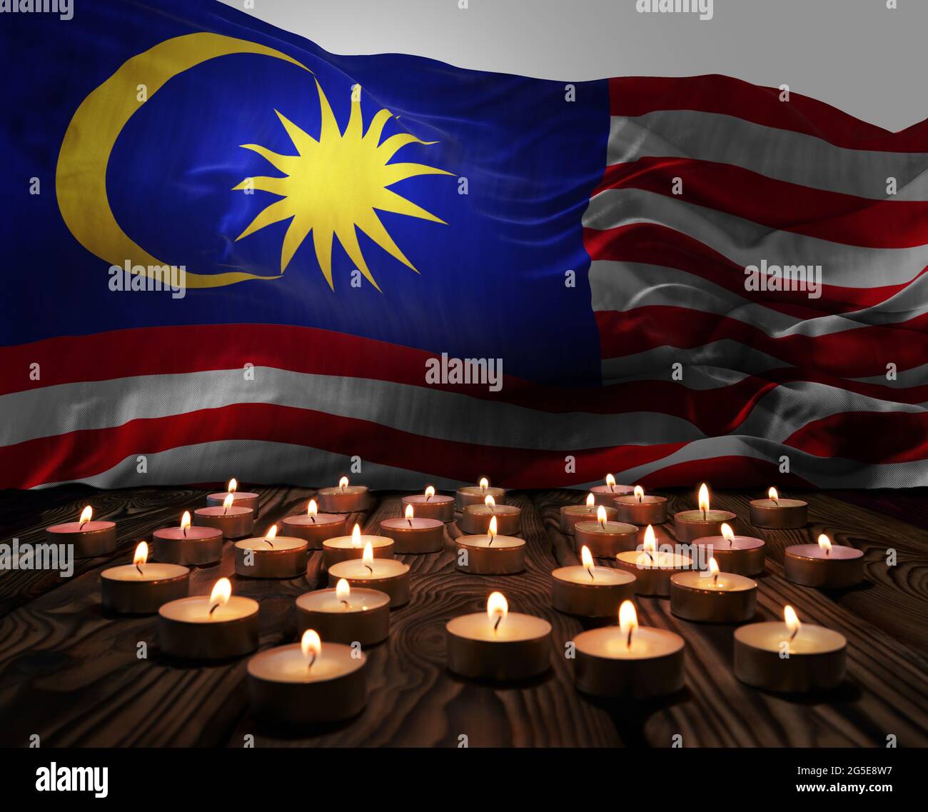 Deuil de bougies allumées sur le drapeau national de la Malaisie. Week-end du souvenir, journée des anciens combattants patriotes, Journée nationale du souvenir. Gravure Banque D'Images