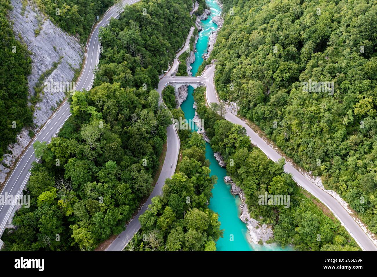 Vue aérienne sur la vallée de Soca avec chemin et pont Napoléon. Ce magnifique canyon en Slovénie. C'est le célèbre parto de pays dans les Alpes Juliennes Mounta Banque D'Images