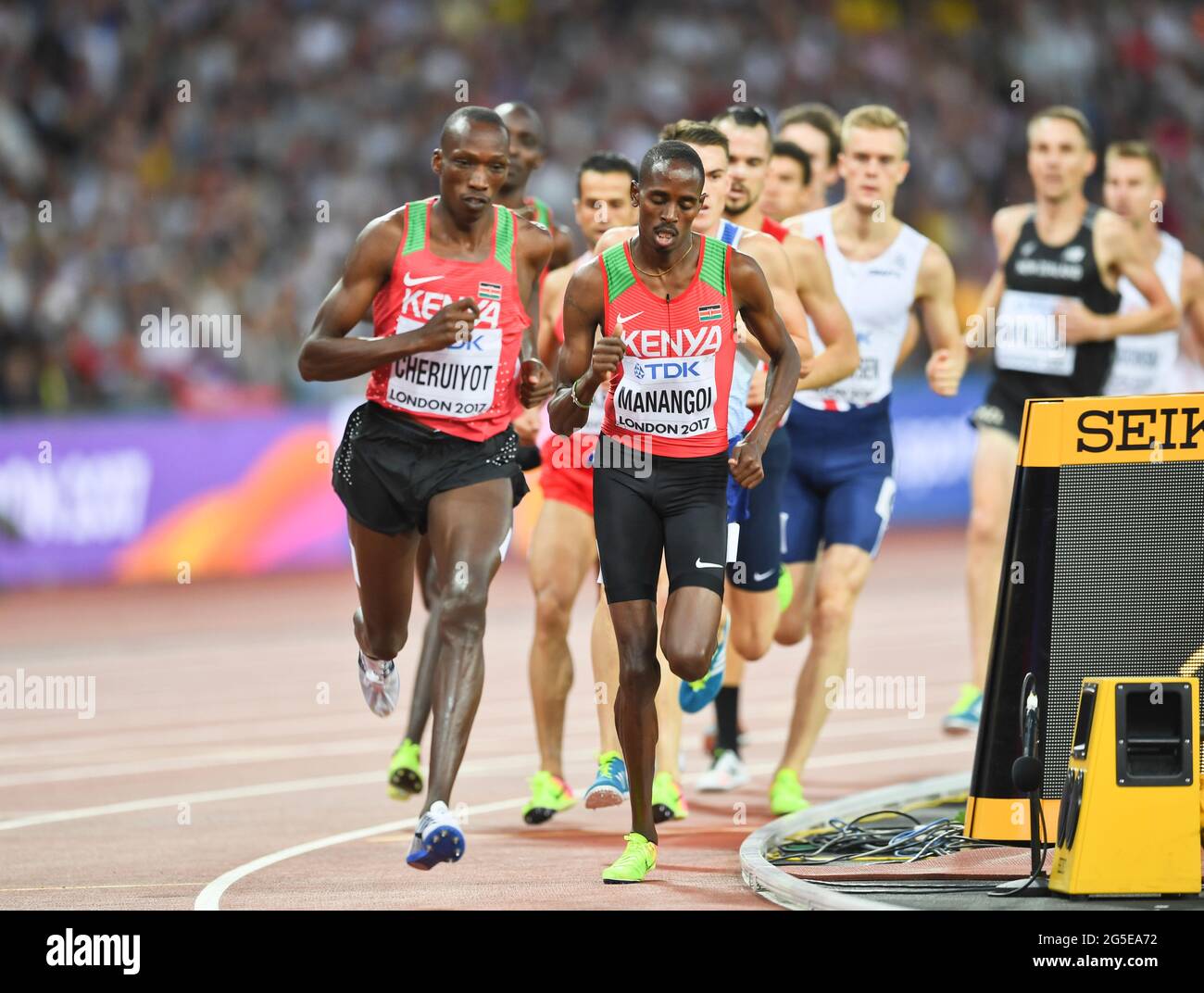 Les athlètes kenyans Timothy Cheruiyot (médaille d'argent) et Elijah Motonei Manangoi (médaille d'or). 1500 mètres de finale. Championnats du monde de l'IAAF Londres 2017 Banque D'Images