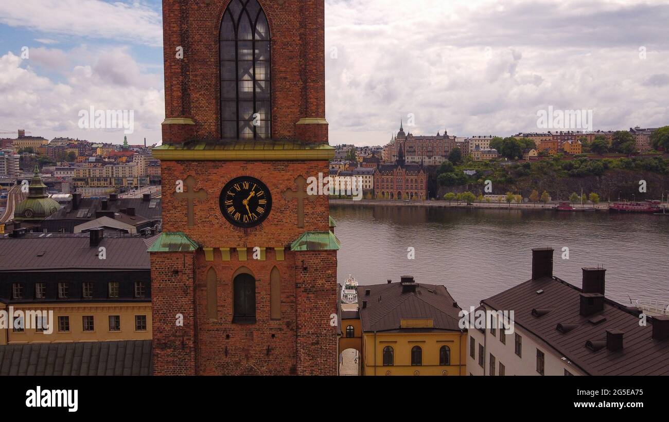 Un tir de drone de Stockholm avec l'église Riddarholmskyrkan devant Gamla Stan, en Suède Banque D'Images