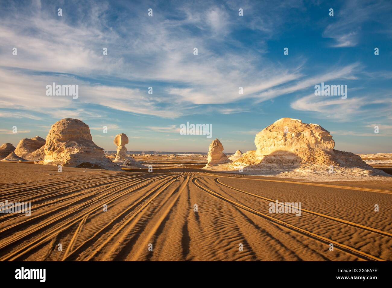 Formations rocheuses massives de craie sous le ciel bleu dans le désert blanc, Farafra, Egypte Banque D'Images