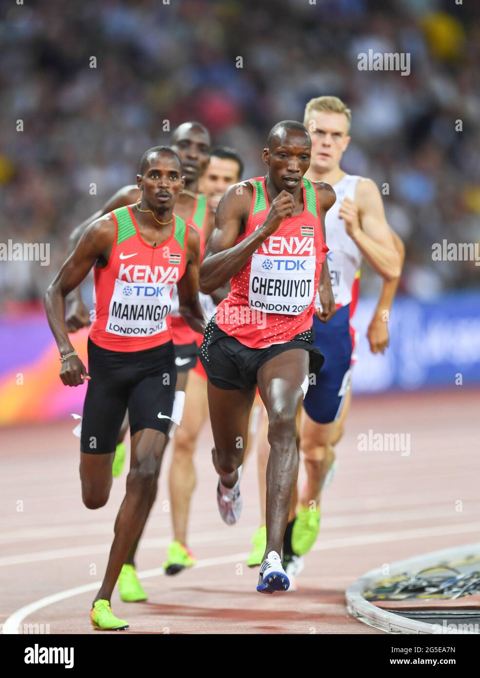 Les athlètes kenyans Timothy Cheruiyot (médaille d'argent) et Elijah Motonei Manangoi (médaille d'or). 1500 mètres de finale. Championnats du monde de l'IAAF Londres 2017 Banque D'Images