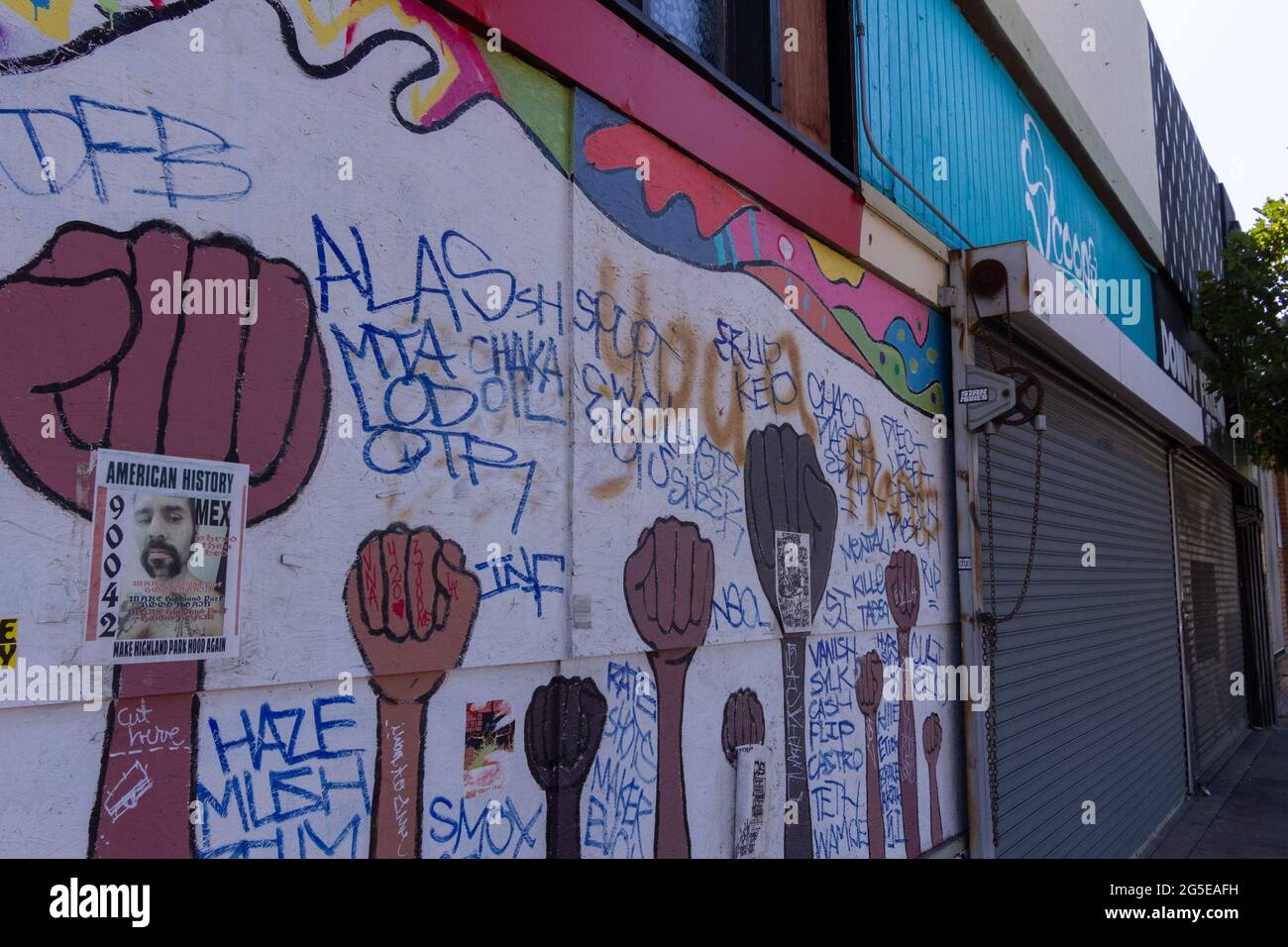 L'art local peint en solidarité avec les Noirs la vie compte devant deux entreprises en douceur. Banque D'Images
