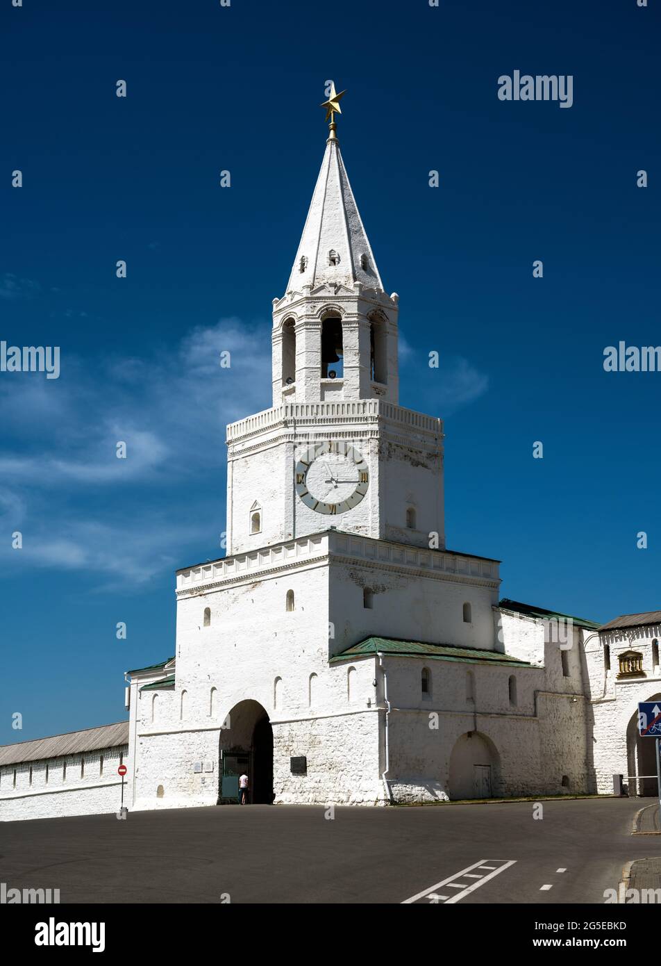 Le Kremlin de Kazan au Tatarstan, Russie. Vue verticale de la tour Spasskaya, entrée principale de la forteresse. Cet endroit est un point de repère du vieux Kazan. Archi historique Banque D'Images