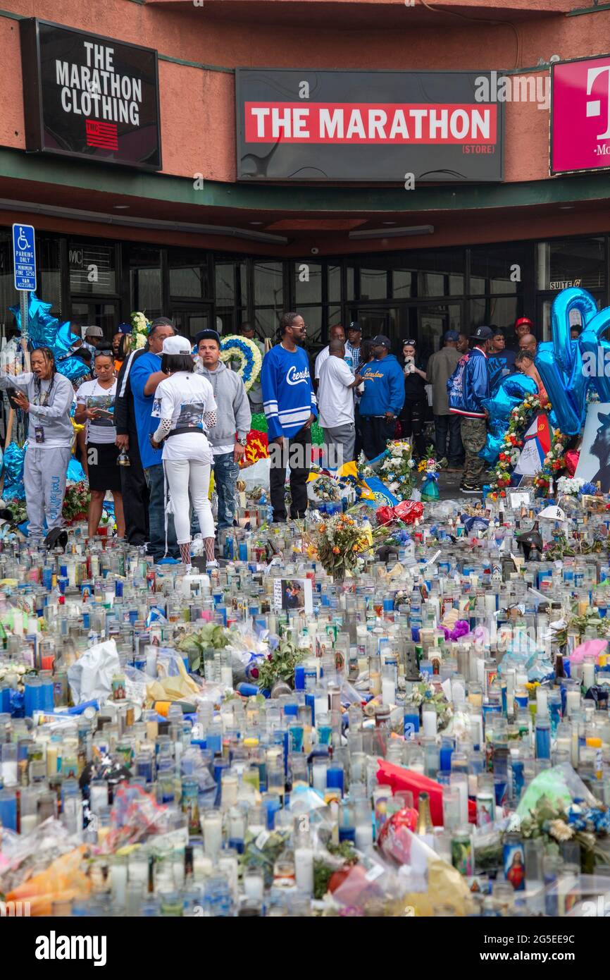 Los Angeles, Californie, États-Unis.11 avril 2019.Les gens se présentent pour pleurer et payer des respects après que Nipsey hussle a été tué au magasin Marathon à Los Angeles, CA. Banque D'Images