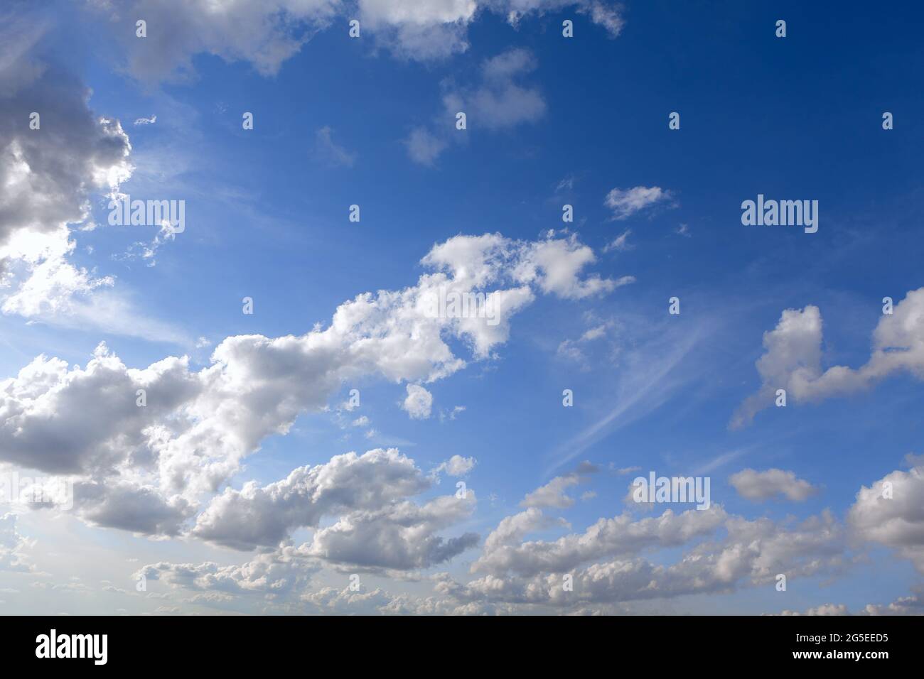Nuages d'Altocumulus floccus . Nuages de moyenne altitude pendant l'été Banque D'Images