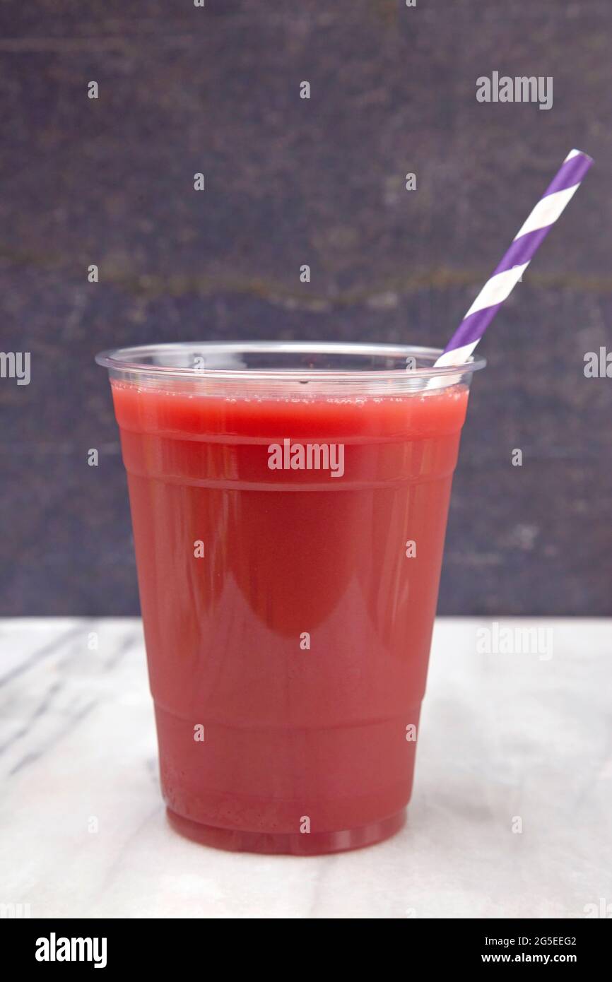 Smoothie aux baies dans une tasse jetable en plastique Banque D'Images