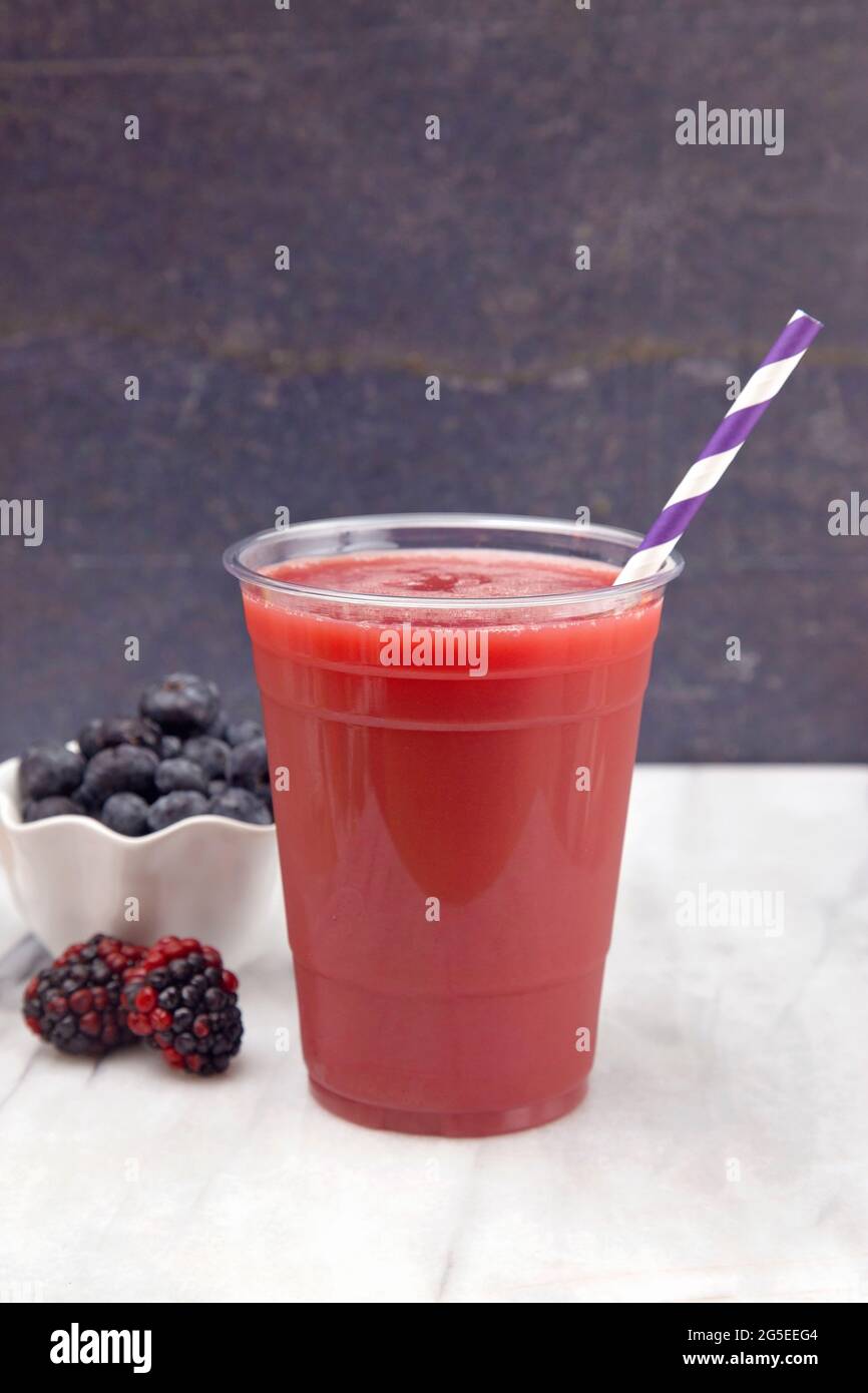 Smoothie aux baies dans une tasse jetable en plastique Banque D'Images