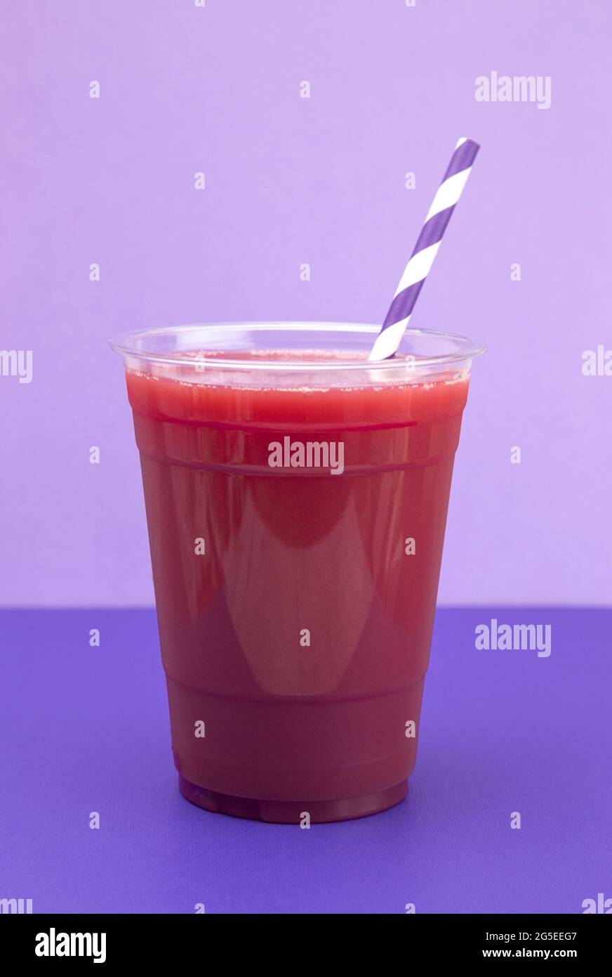 Smoothie aux baies dans une tasse jetable en plastique Banque D'Images