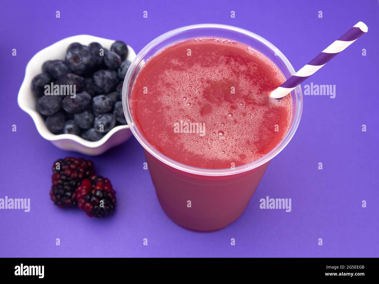 Smoothie aux baies dans une tasse jetable en plastique Banque D'Images