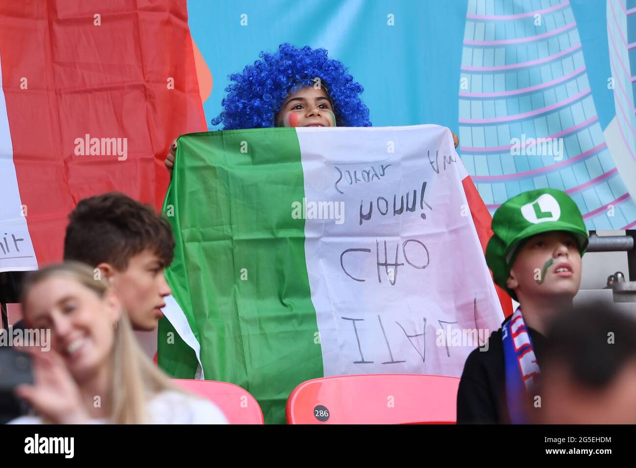 Londres, Royaume-Uni. 26 juin 2021. Fans (Italie) lors du Championnat d'Europe UEFA 2020 Round of 16 Match entre l'Italie 2-1 Austria Women au stade Wembley le 27 juin 2021 à Londres, Angleterre. Credit: Maurizio Borsari/AFLO/Alay Live News Banque D'Images