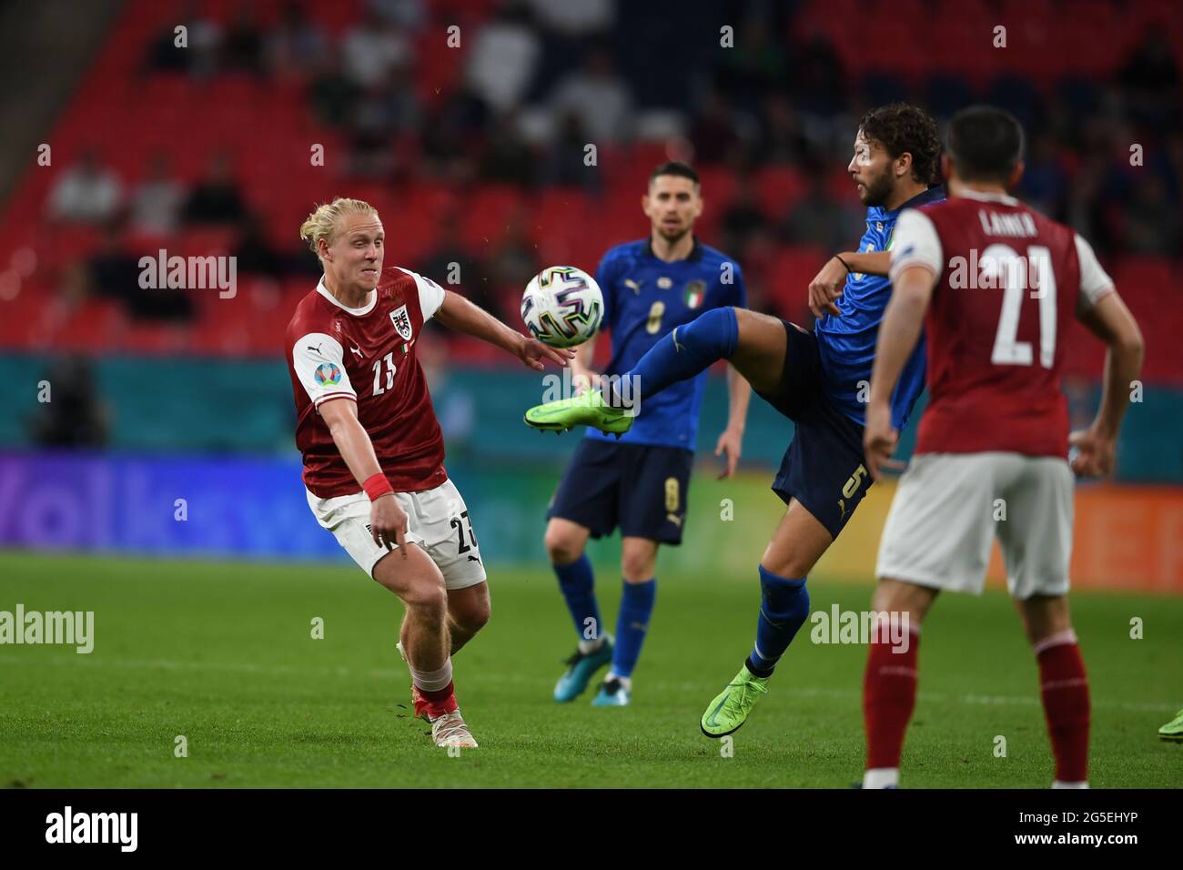 Londres, Royaume-Uni. 26 juin 2021. Xaver Schlager (Autriche) Manuel Locatelli (Italie) lors du championnat d'Europe 2020 de l'UEFA série de 16 match entre l'Italie 2-1 Autriche femmes au stade Wembley le 27 juin 2021 à Londres, Angleterre. Credit: Maurizio Borsari/AFLO/Alay Live News Banque D'Images