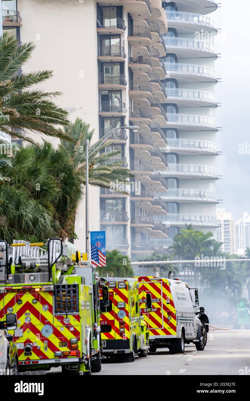 Miami Beach Surfside, FL, États-Unis - 26 juin 2021 : scène près des tours Champlain qui se sont effondrées piégés les résidents le 24 juin 2021 Banque D'Images