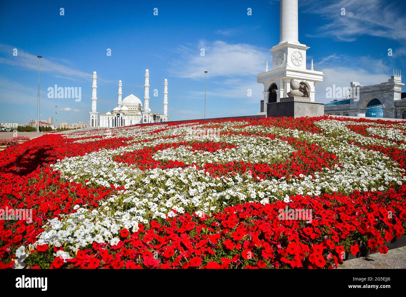 Nur-Sultan. Kazakhstan - 04.09.2013 - Arrangement de fleurs rouges et blanches dans la capitale du Kazakhstan. Banque D'Images