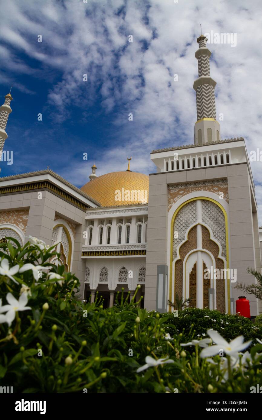 tour de la mosquée al-falah, mempawah, bornéo ouest, indonésie. tir sous un angle bas Banque D'Images