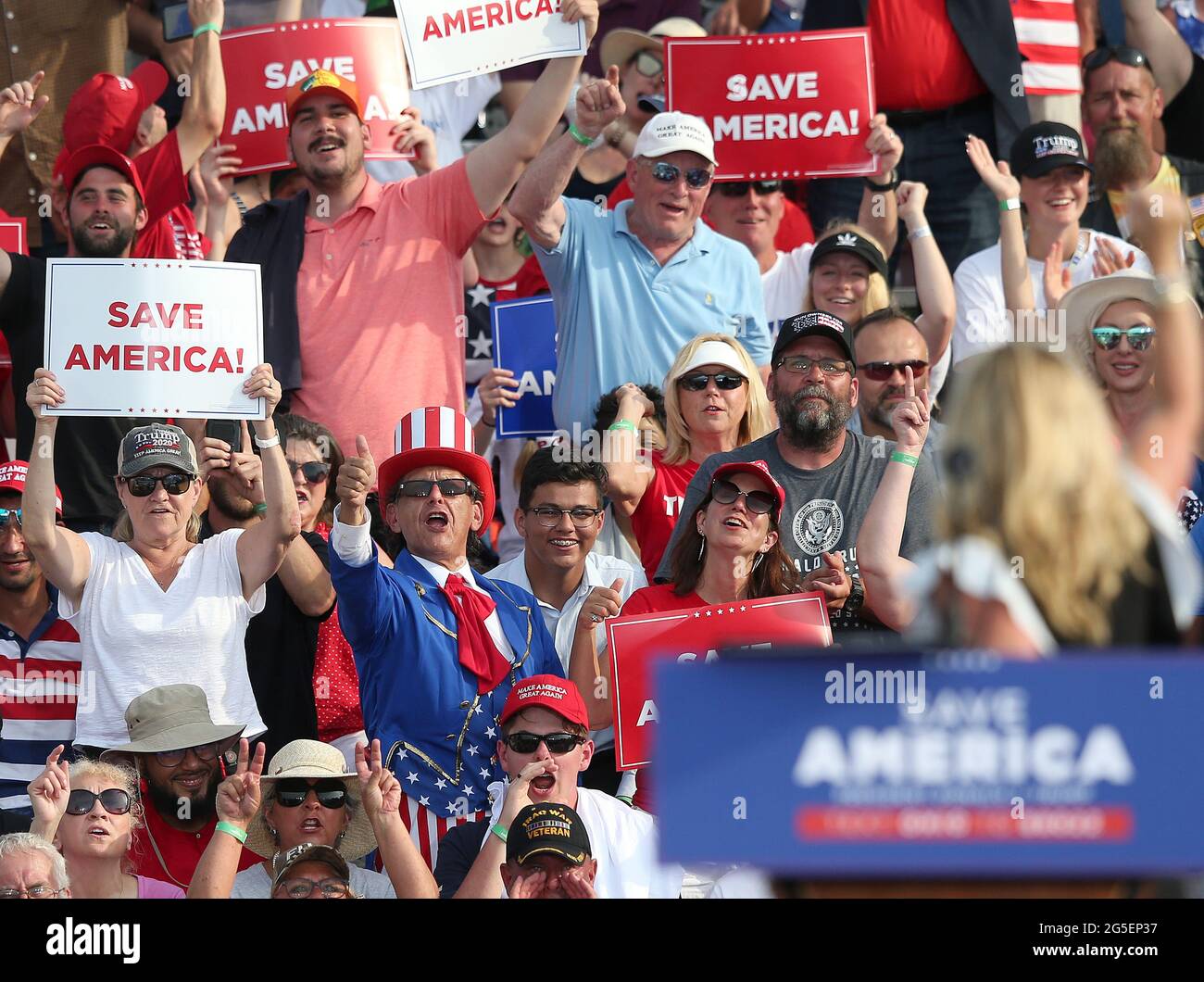 Cleveland, États-Unis. 26 juin 2021. Les fans applaudissent pour la Représentante des États-Unis Marjorie Taylor Greene, ancienne présidente Donald Trump, qui a pris la parole lors d'un rassemblement de campagne à Wellington, Ohio, le samedi 26 juin 2021. Photo par Aaron Josefczyk/UPI crédit: UPI/Alay Live News Banque D'Images