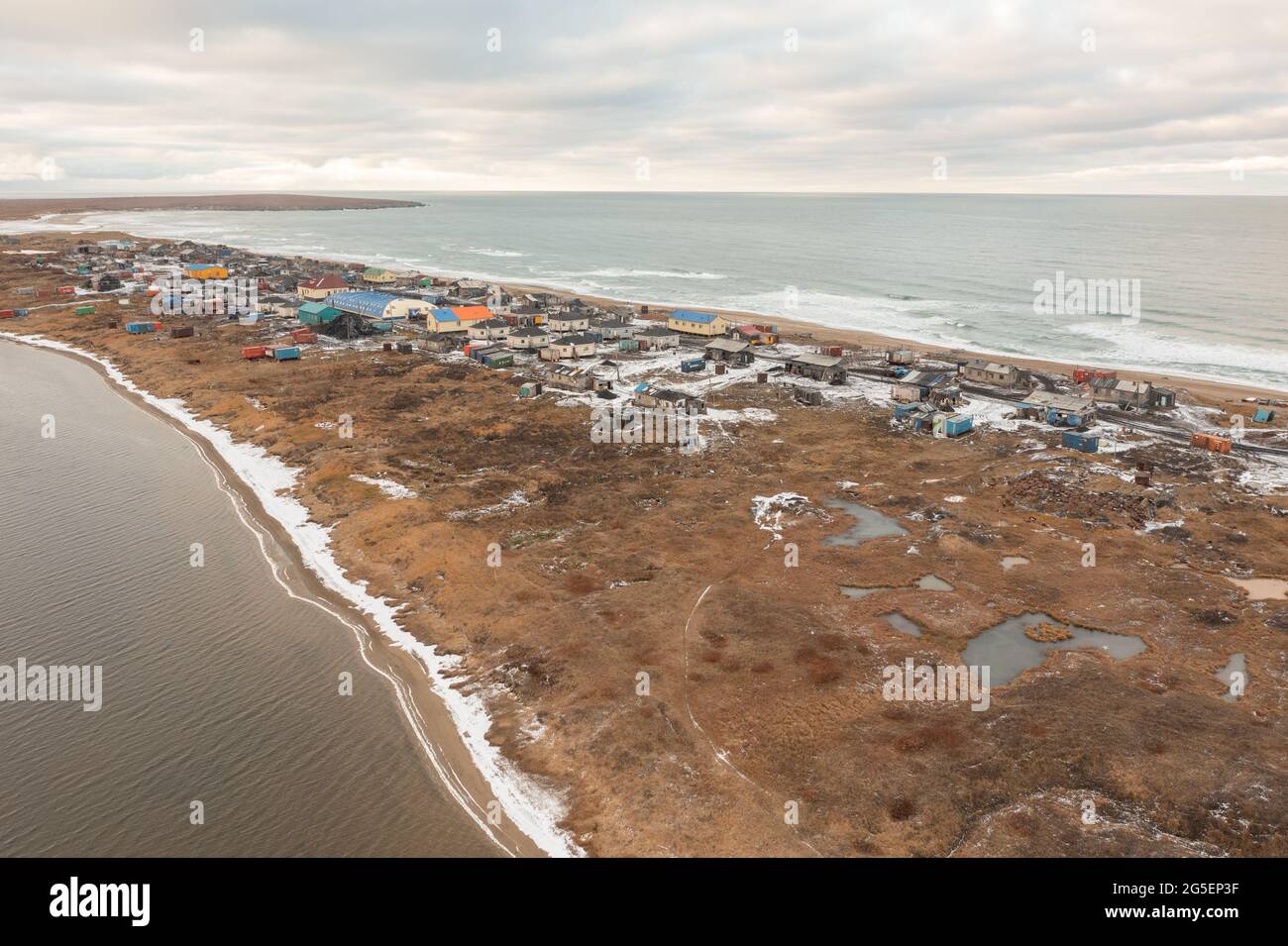 Enurmino, district autonome de Chukotka, Russie - 14 octobre 2020 : village du nord sur les rives de la mer de Chukchi. Banque D'Images