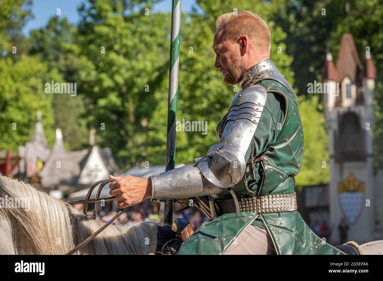 Georgia Renaissance Festival compétition de joutes sur un cheval blanc pendant des joutes à Fairburn (Metro Atlanta), Géorgie. (ÉTATS-UNIS) Banque D'Images Georgia Renaissance Festival compétition de joutes sur un cheval blanc pendant des joutes à Fairburn (Metro Atlanta), Géorgie. (ÉTATS-UNIS) Banque D'Images