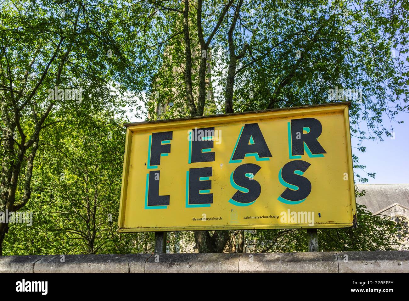 Signe moins de peur à l'extérieur de l'église St Mary's Church à Southampton, Hampshire, Angleterre, Royaume-Uni Banque D'Images