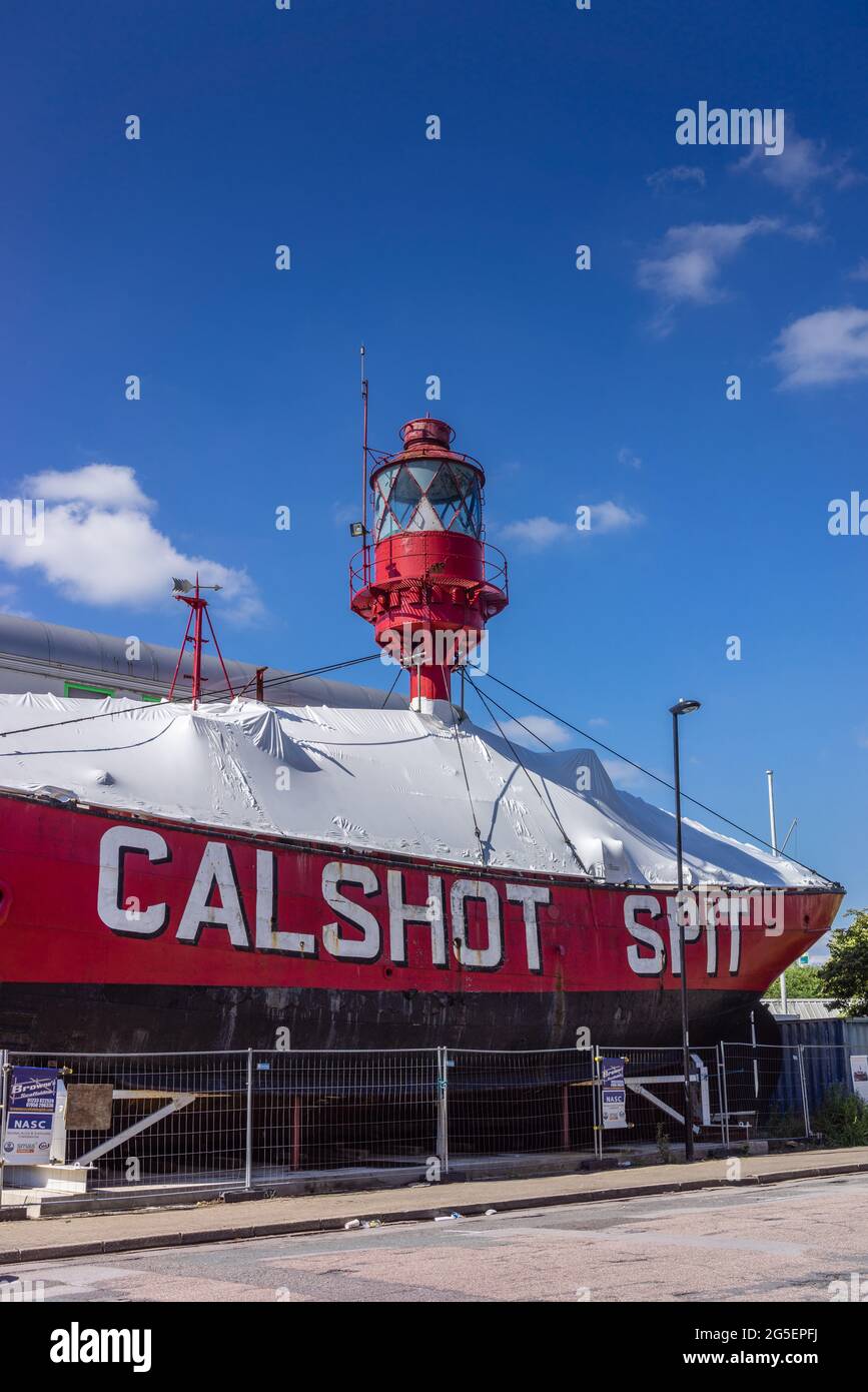 CalShot Spit Light Vessel à l'extérieur du musée Solent Sky, vue depuis Albert Road South, Southampton, Hampshire, Angleterre, Royaume-Uni Banque D'Images