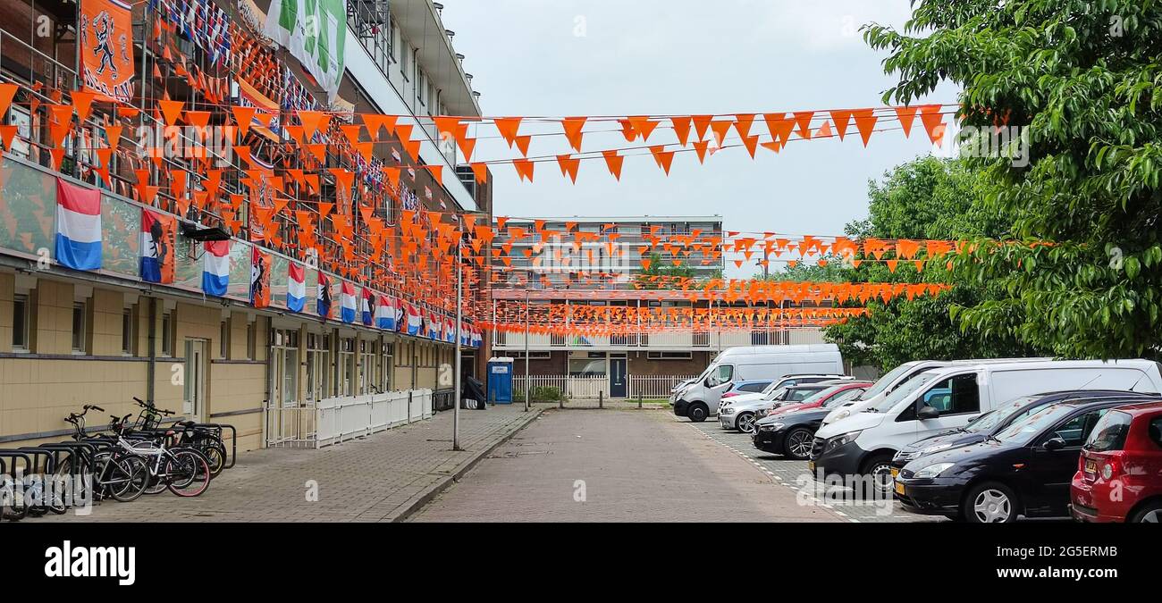 Une rue hollandaise est décorée de drapeaux pour soutenir l'équipe nationale de football néerlandaise. Banque D'Images