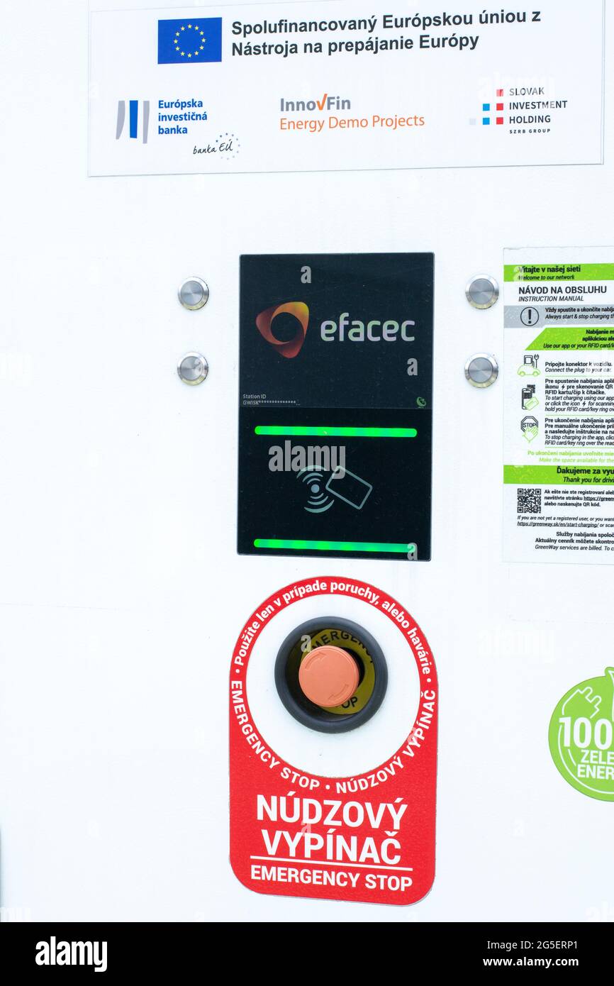 Zvolen, Slovaquie - 26 juin 2021 : station de charge EV ou équipement d'alimentation de véhicule électrique (EVSE) placé dans le centre commercial à usage public. Banque D'Images