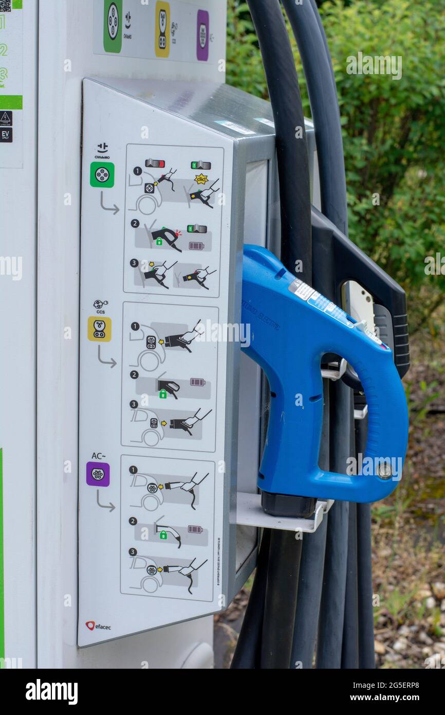 Zvolen, Slovaquie - 26 juin 2021 : station de charge EV ou équipement d'alimentation de véhicule électrique (EVSE) placé dans le centre commercial à usage public. Banque D'Images