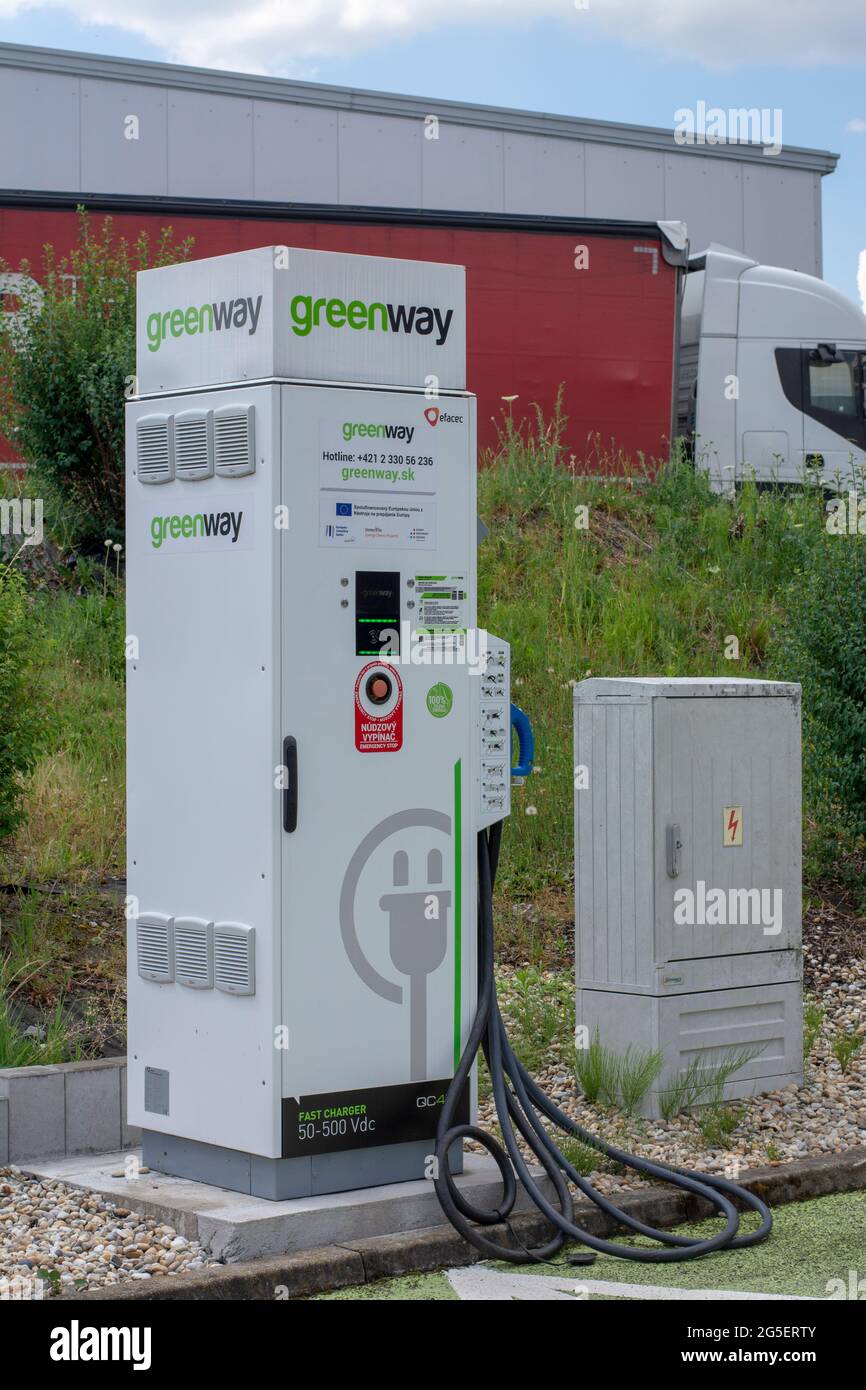 Zvolen, Slovaquie - 26 juin 2021 : station de charge EV ou équipement d'alimentation de véhicule électrique (EVSE) placé dans le centre commercial à usage public. Banque D'Images