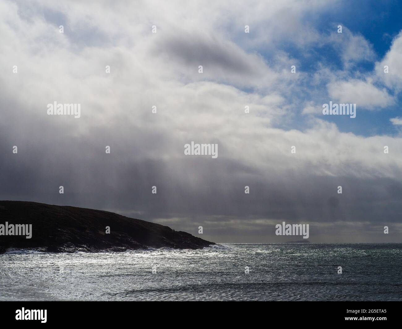 Nuages orageux rayonnants de lumière du soleil et jetant une ombre étrange au-dessus de l'extrémité de l'île Muttonbird, Océan Pacifique, Coffs Harbour, Australie Banque D'Images