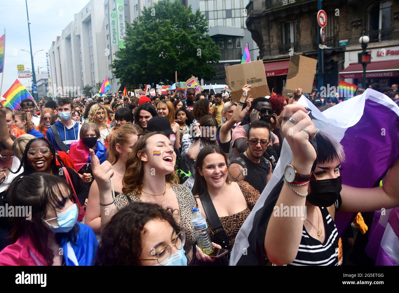 Gay Pride Paris Banque D Image Et Photos Alamy [ 956 x 1300 Pixel ]