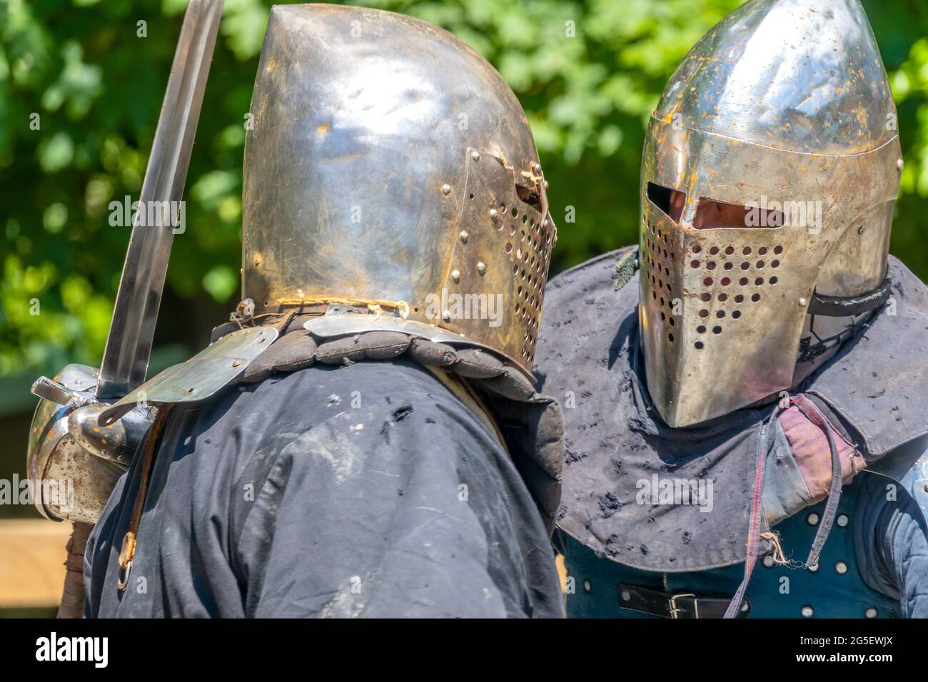 Jour ensoleillé d'été. Deux guerriers en armure médiévale se saluent avant la bataille Banque D'Images