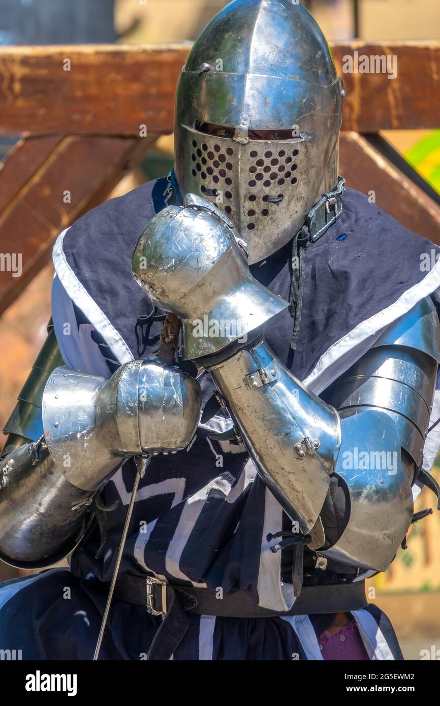 Jour d'été ensoleillé. Soldat médiéval avec épée en armure de fer Banque D'Images