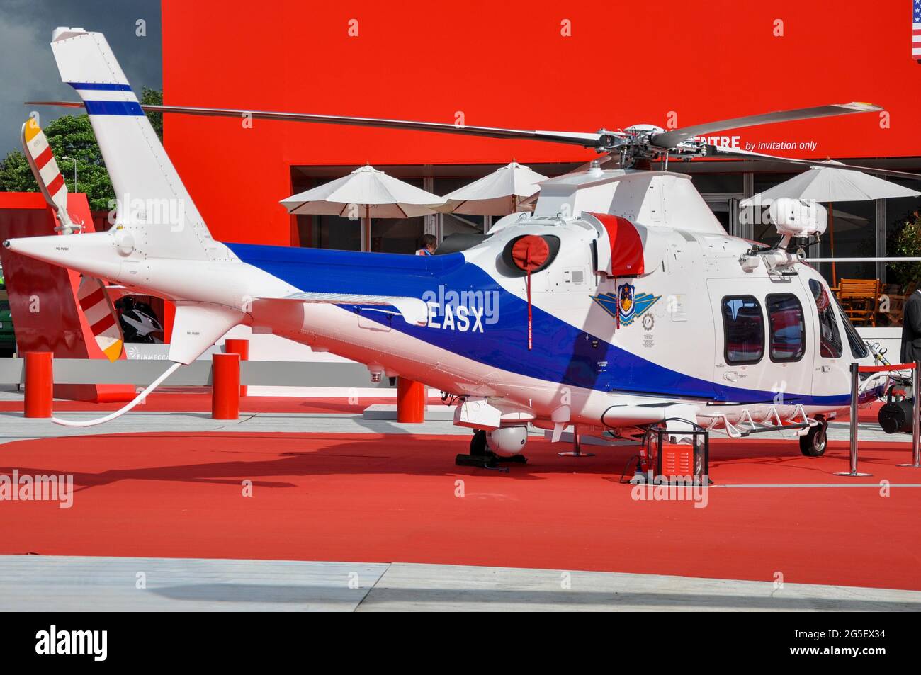 AgustaWestland AW109E hélicoptère I-EASX au salon international de l'aéronautique de Farnborough 2012, Royaume-Uni. Hélicoptère léger à deux moteurs et huit places Banque D'Images