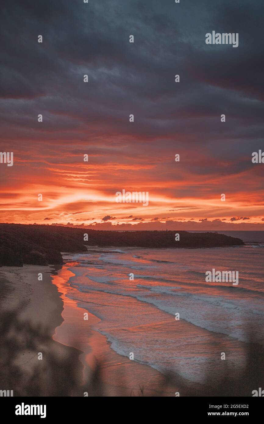 Un lever de soleil sur une plage. Banque D'Images