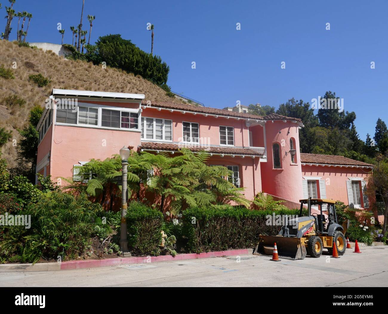 Los Angeles, Californie, États-Unis 26 juin 2021 UNE vue générale de l'atmosphère de l'actrice Elizabeth Taylor et du producteur de mari Mike Todd ancienne maison au 1330 Schuyler Drive le 26 juin 2021 à Los Angeles, Californie, États-Unis. D'autres résidences à cet endroit incluent l'acteur Tom Mix, la réalisatrice Amy Heckerling, l'actrice Madeleine Carroll, l'actrice Constance Bennett, l'actrice Carroll Baker et l'acteur George K. Arthur. Photo par Barry King/Alay stock photo Banque D'Images