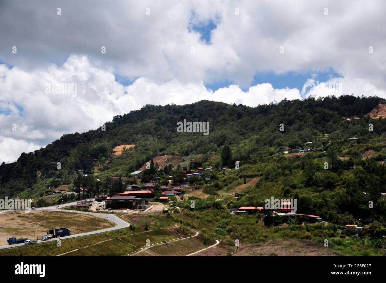 Vue aérienne paysage paysage urbain de Kundasang village vallée colline et maison de construction avec Gunung Kinabalu montagne à Kota Kinabalu Jesselton ville Banque D'Images